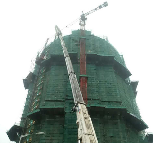 硚口吊车在工地上作业